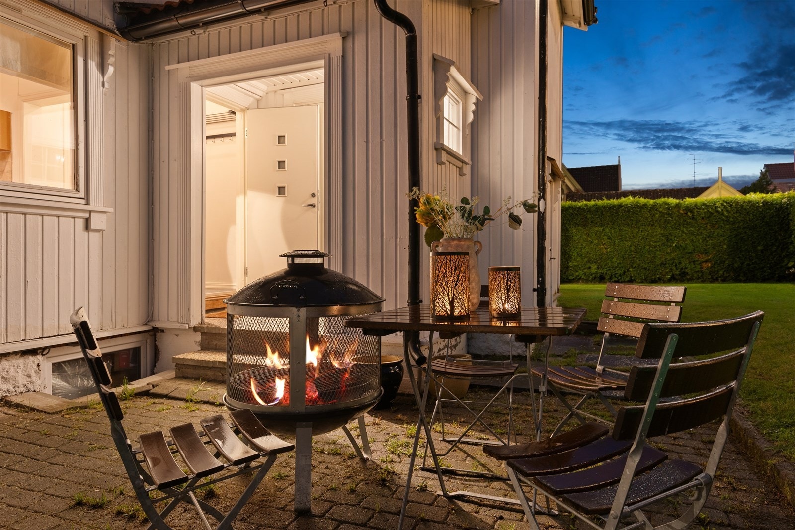 Ved inngangspartiet finner du en flott terrasse med god plass til hagemøbler, perfekt for avslapping og sosiale stunder. Galleribilde