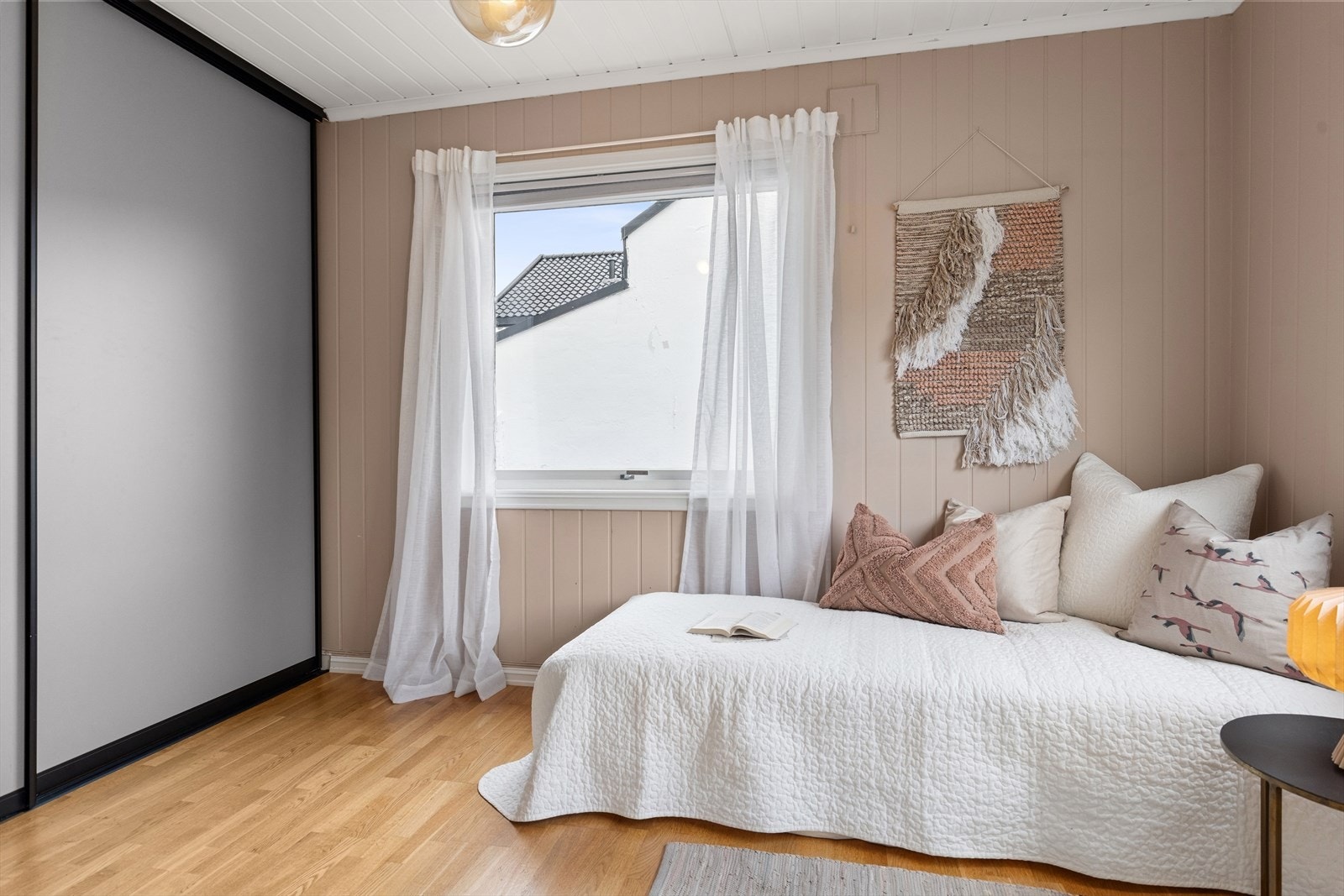 Her får du god plass til oppbevaring i en praktisk skyvedørsgarderobe. Galleribilde