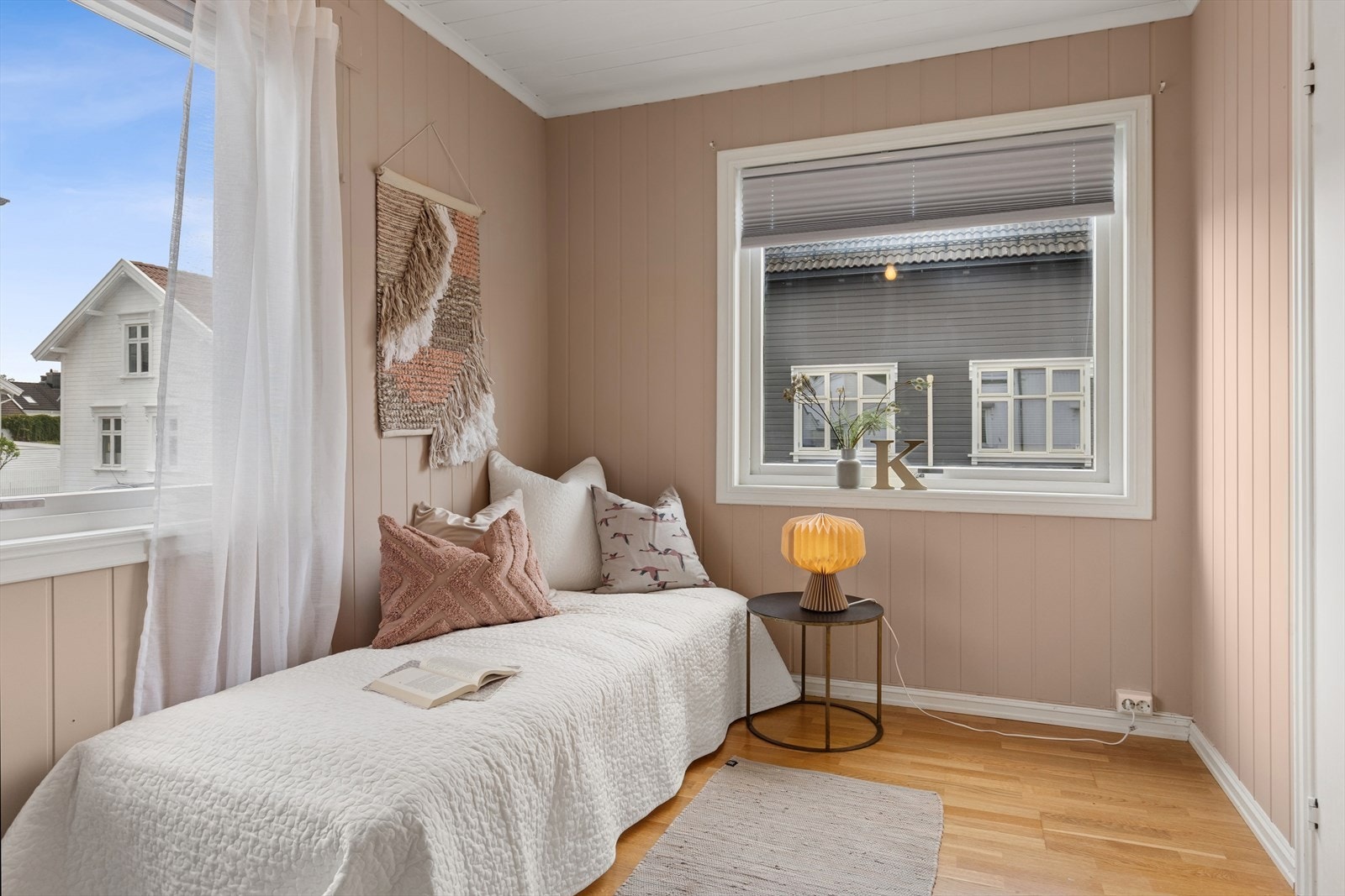 Rommet har god plass til seng og tilhørende møbler. Galleribilde