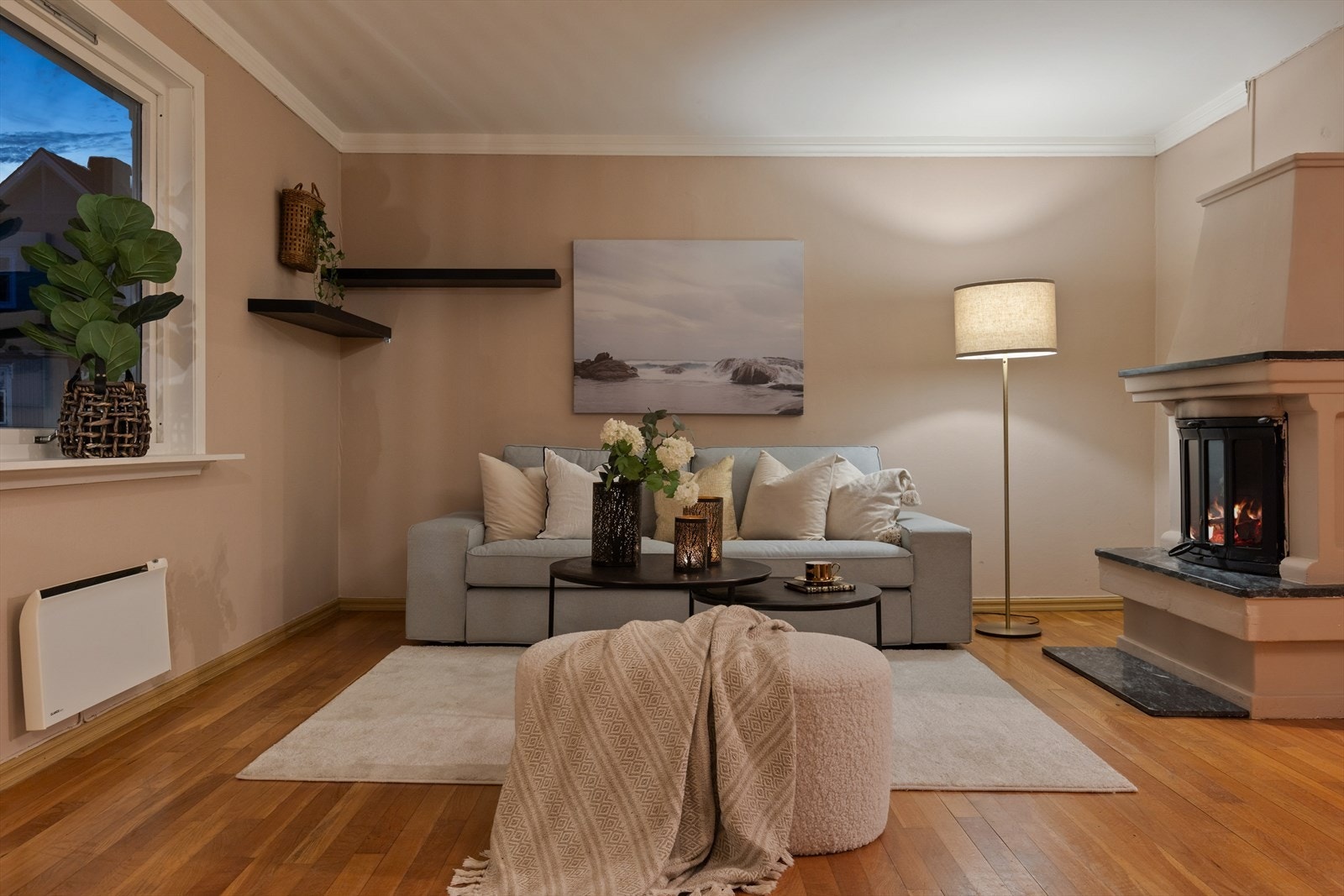 En klassisk peis sørger for lun og behagelig varme, samtidig som den skaper en koselig og innbydende stemning i rommet. Galleribilde