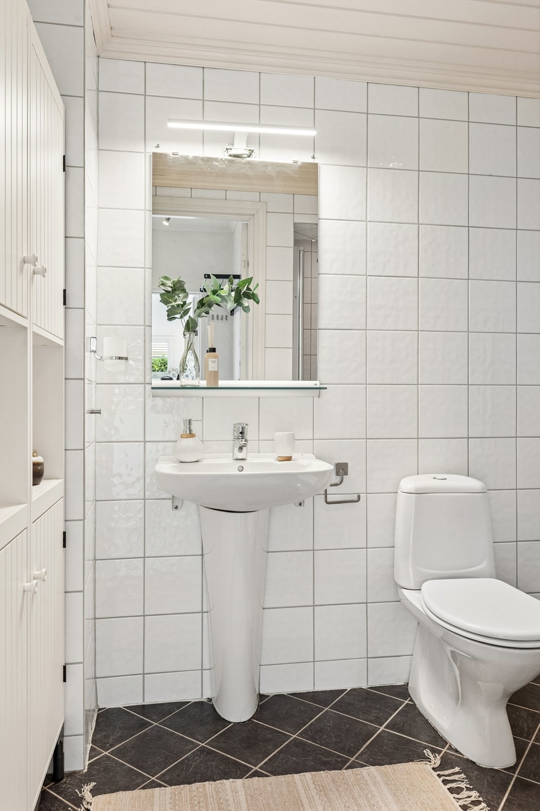 Rommet er utstyrt med toalett, servant og dusj, samt opplegg for vaskemaskin. Galleribilde