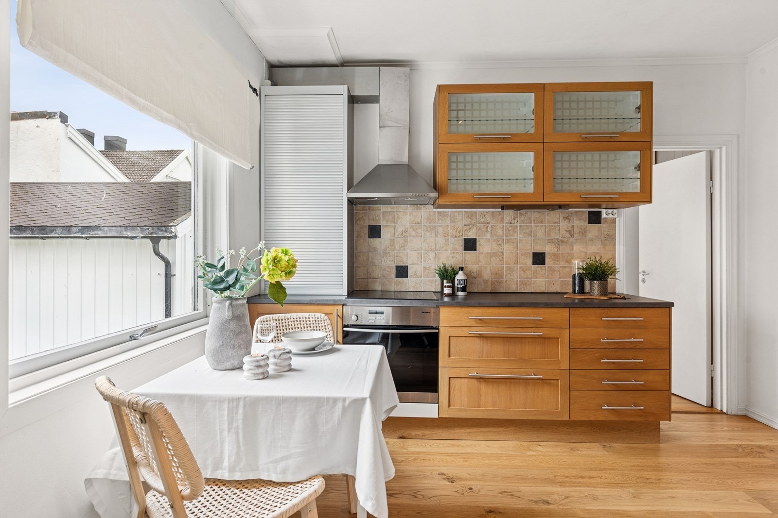 Over koketoppen er det montert en kjøkkenventilator med avtrekk ut. Galleribilde