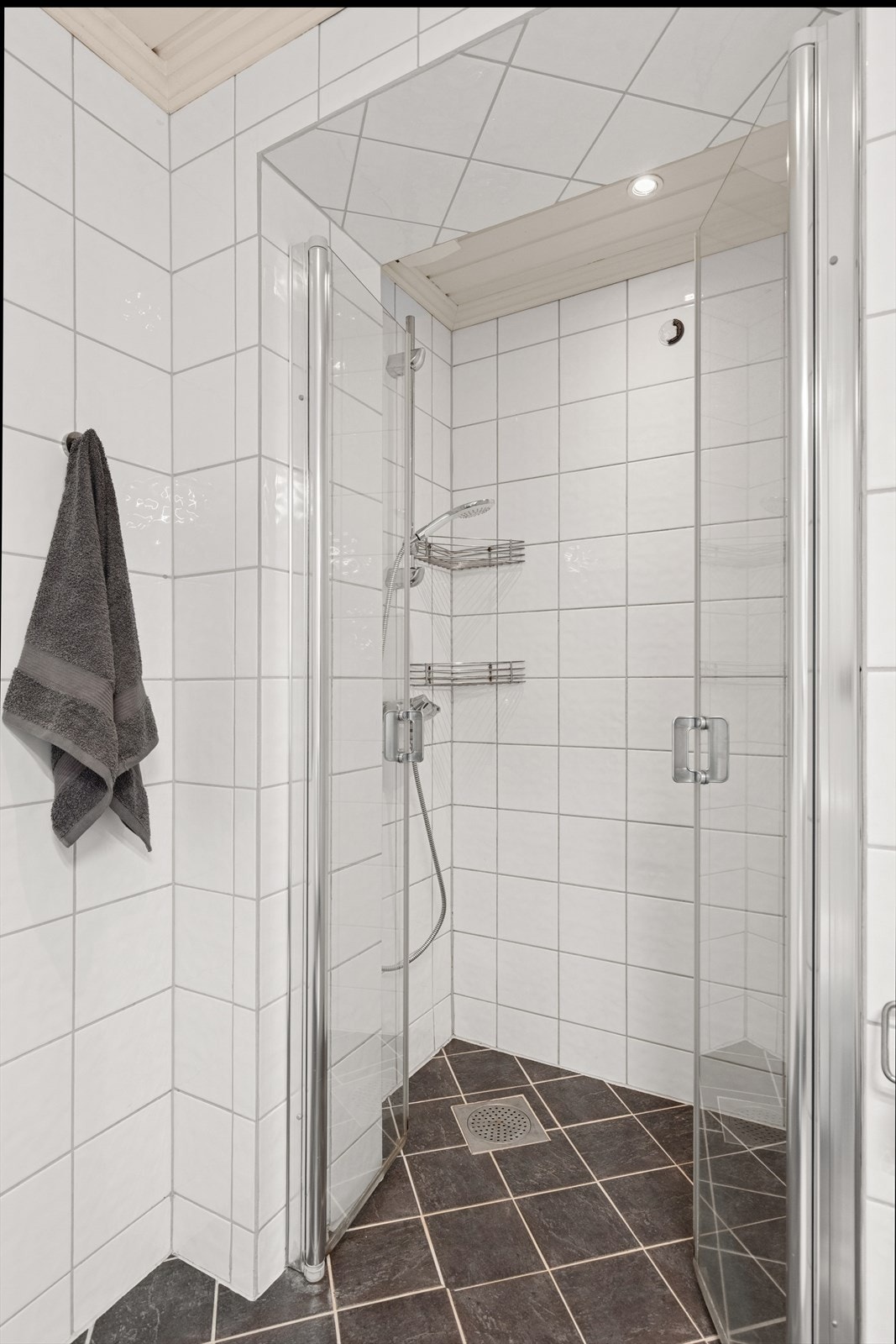 Dusjen har innfellbare glassvegger. Galleribilde