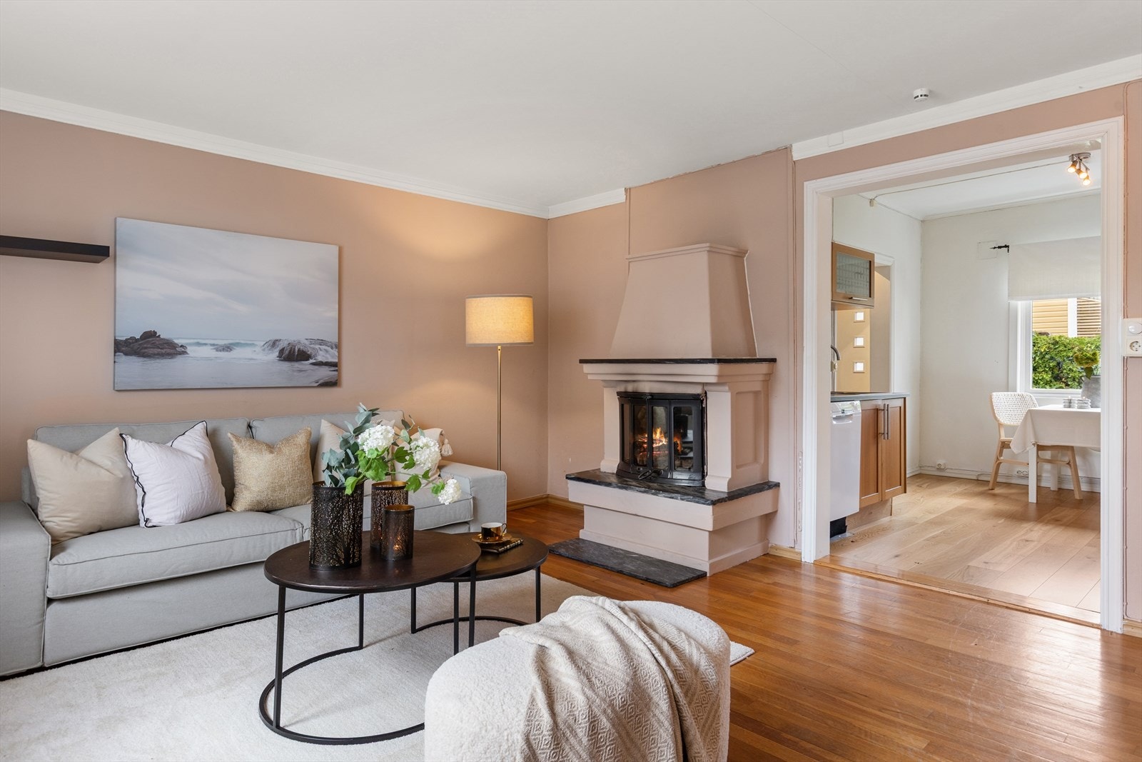 Kjøkkenet har en praktisk og sentral plassering med direkte adkomst fra stuen, noe som gir en naturlig og effektiv romløsning. Galleribilde