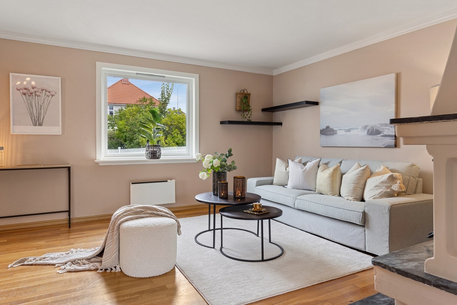 Sofagruppen har en fin plassering ved stuevinduene. Galleribilde