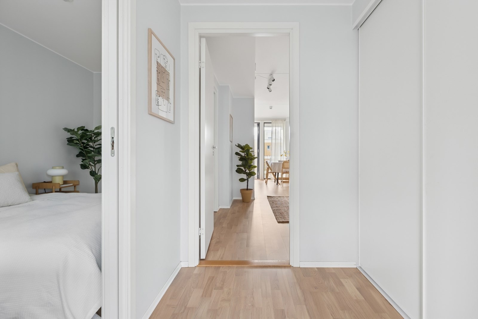Her ønskes du velkommen inn i en entré med god plass til å oppbevare ytterklær og sko i en romslig skyvedørsgarderobe. Galleribilde