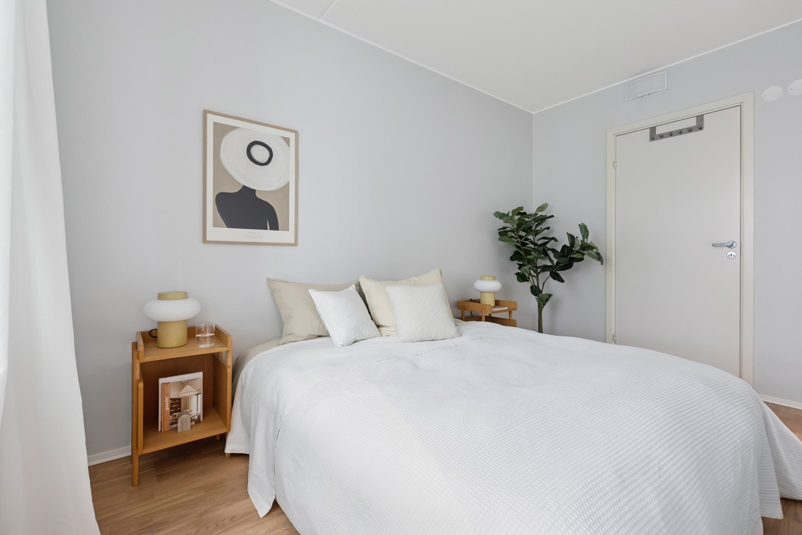 Videre byr leiligheten på ett romslig soverom. Galleribilde