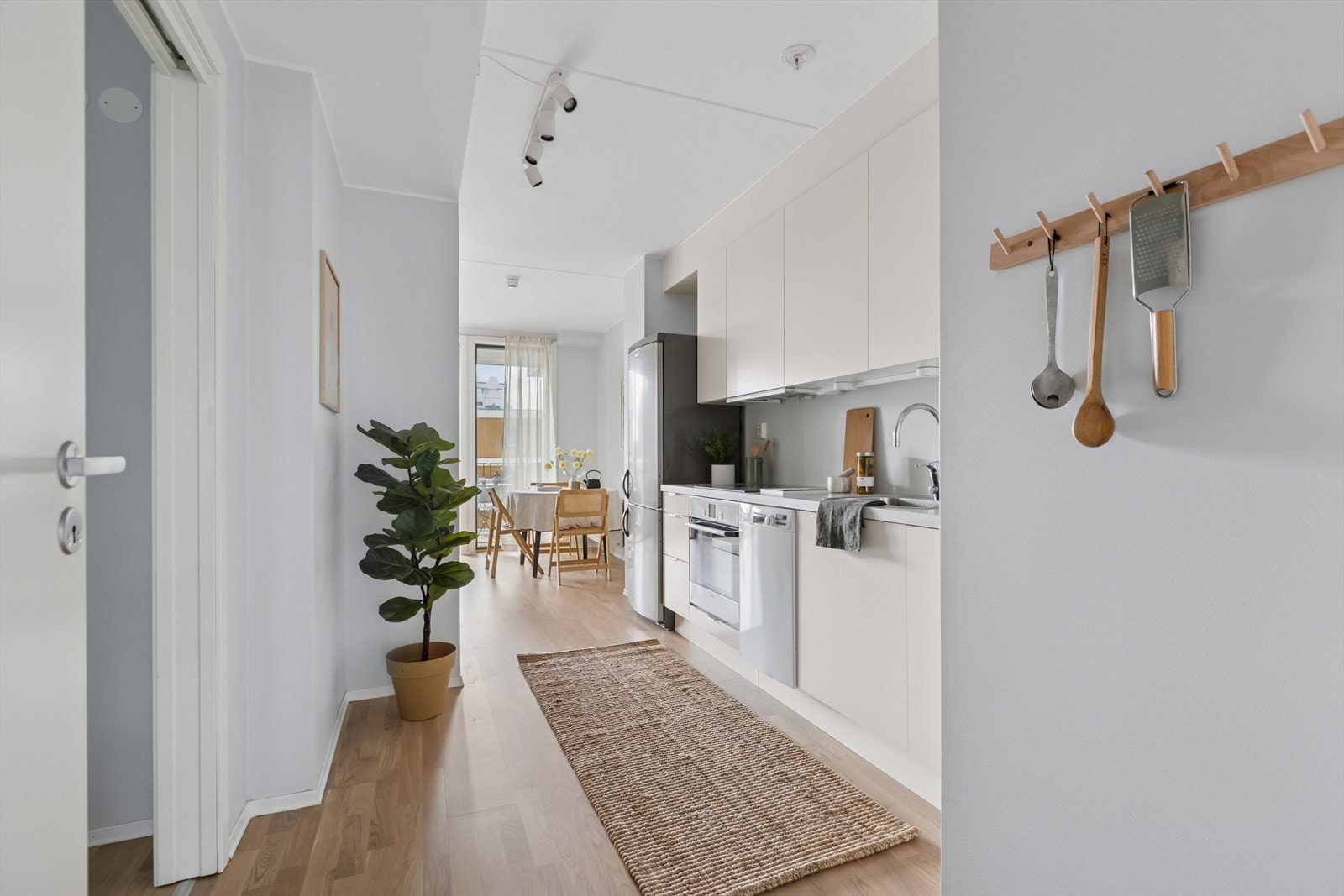 Kjøkkeninnredningen har slette fronter og laminat benkeplate. Galleribilde