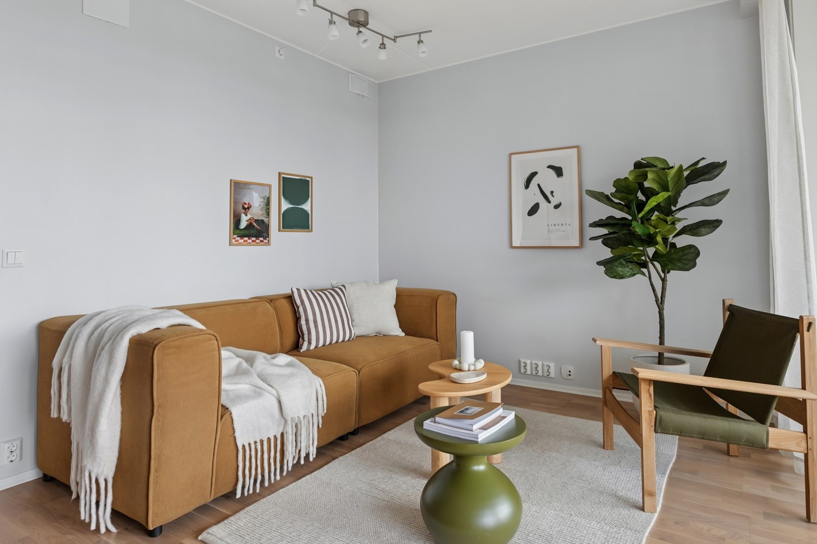 Fin krok med plass for sofagruppe. Galleribilde