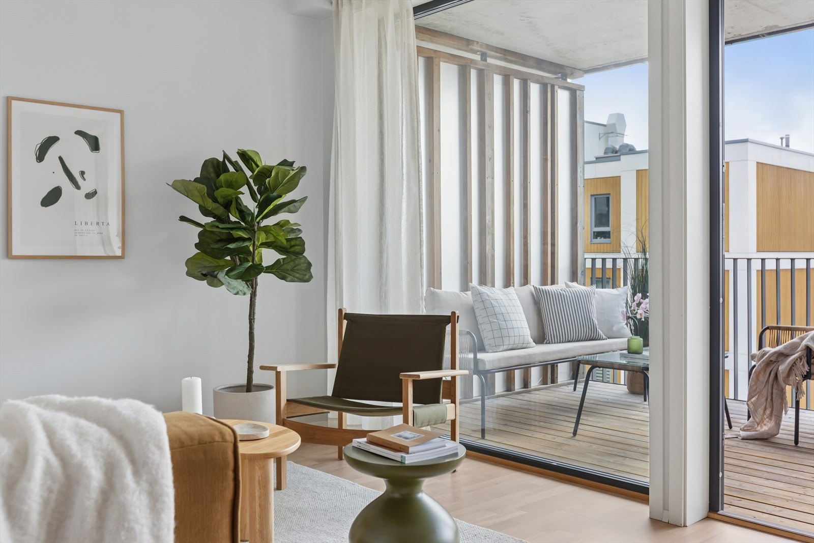 Her er flere store vindusflater som slipper inn mye naturlig lys og skaper en god atmosfære i rommet. Galleribilde