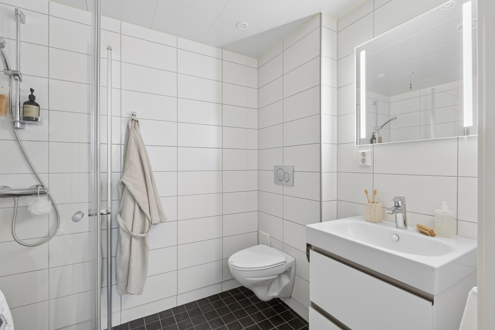 Leiligheten har et pent og flislagt baderom med gulvvarme og downlights i himlingen. Galleribilde