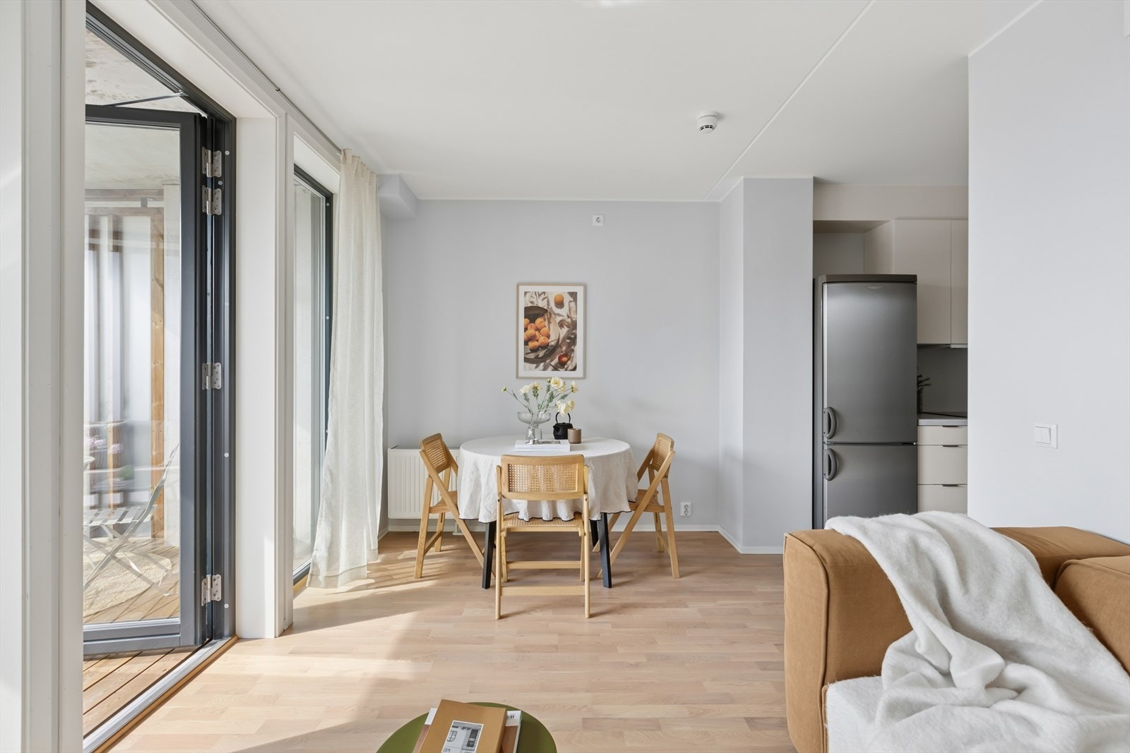 Fra stuen er det utgang til balkong som forlenger stuen på sommerhalvåret. Galleribilde