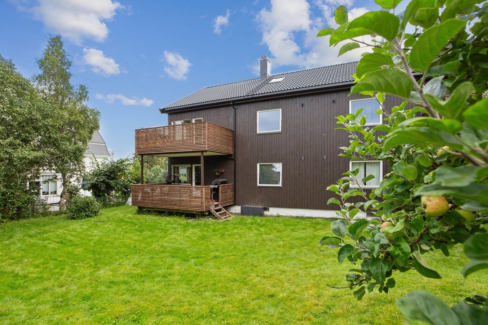 På terrassen er det trapp ned til en koselig felleshage med stor gressplen for lek. Galleribilde