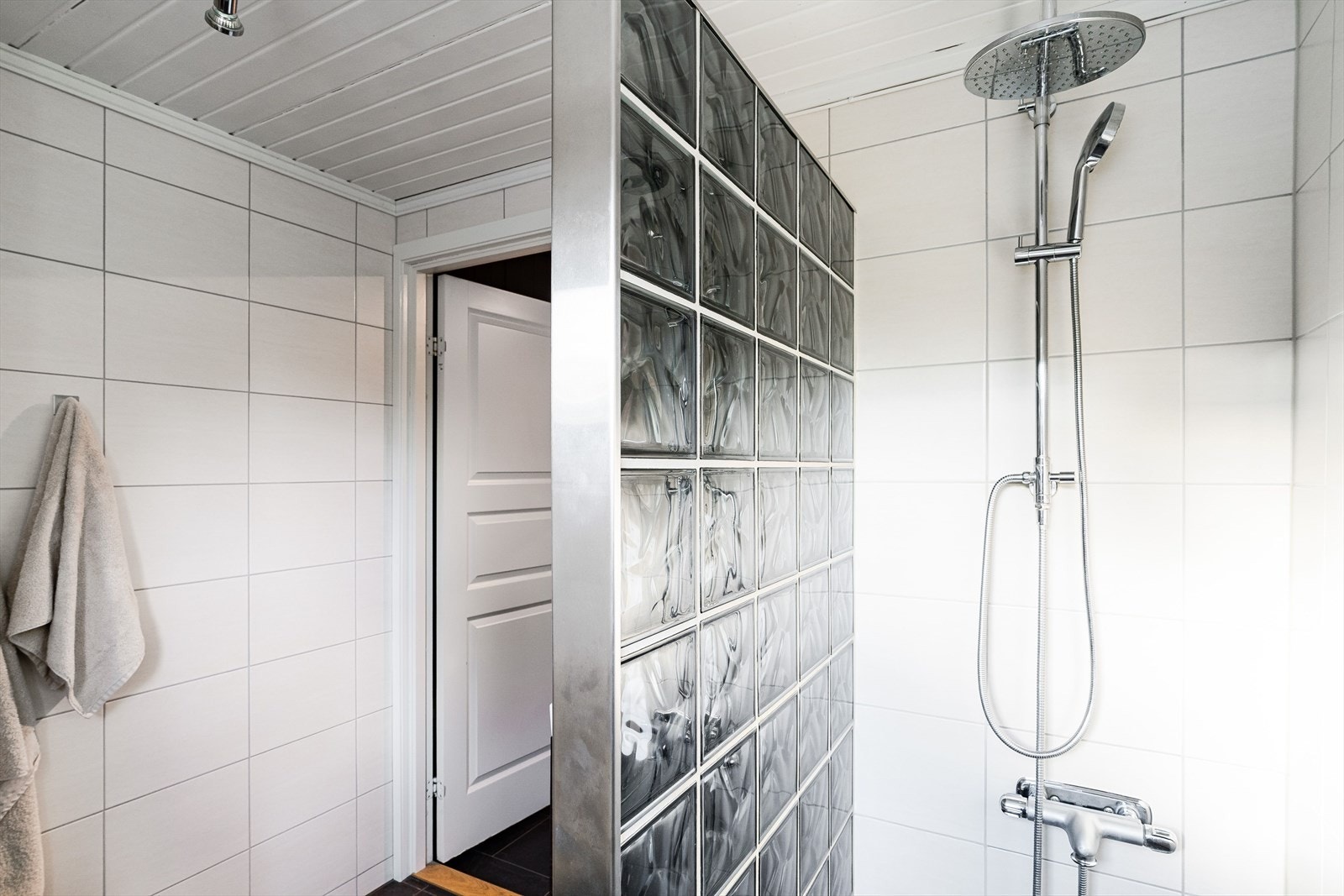 Dusjhjørnet er utstyrt med regnfallsdusj og vegg av glassbyggerstein. Galleribilde