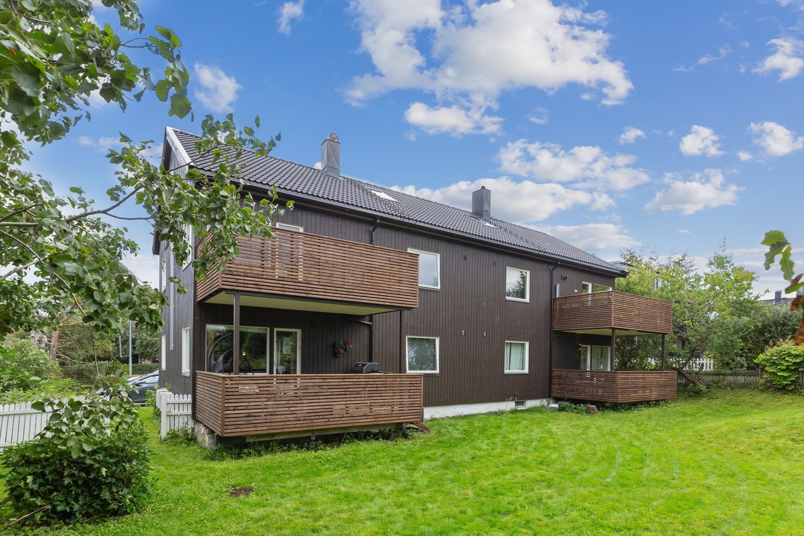 Området oppleves trygt og rolig, med nærhet til alle fasiliteter og servicetilbud. Galleribilde