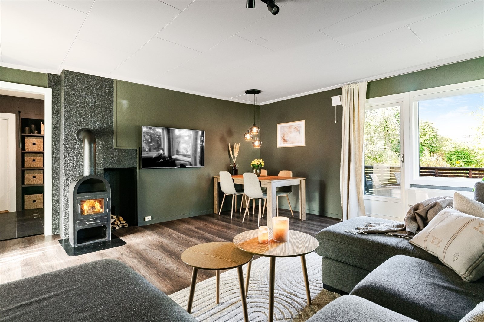 Med både peisovn og varmepumpe får man det lunt og godt i stuen. Galleribilde