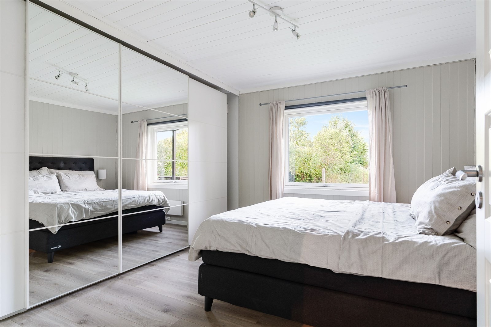 Hovedsoverommet har mye oppbevaring i en stor skyvedørsgarderobe. Galleribilde