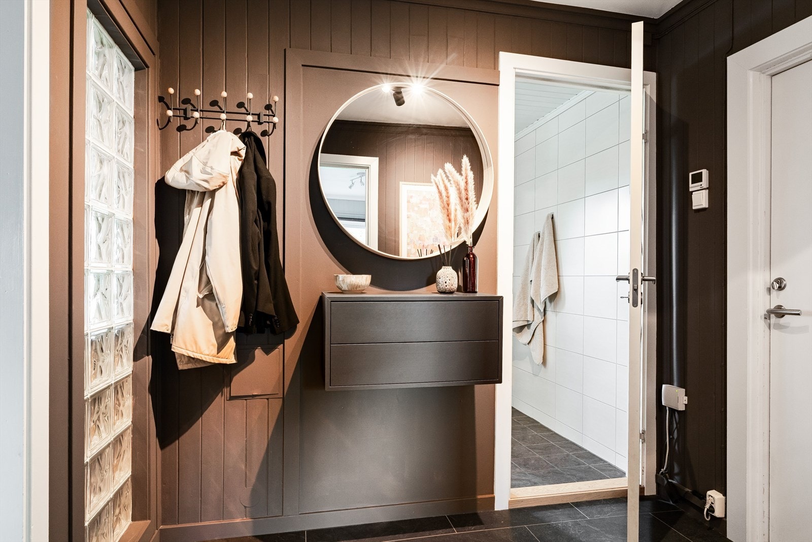 Gangen gir et godt førsteinntrykk, malt i en mørk og trendy jordtone. Galleribilde