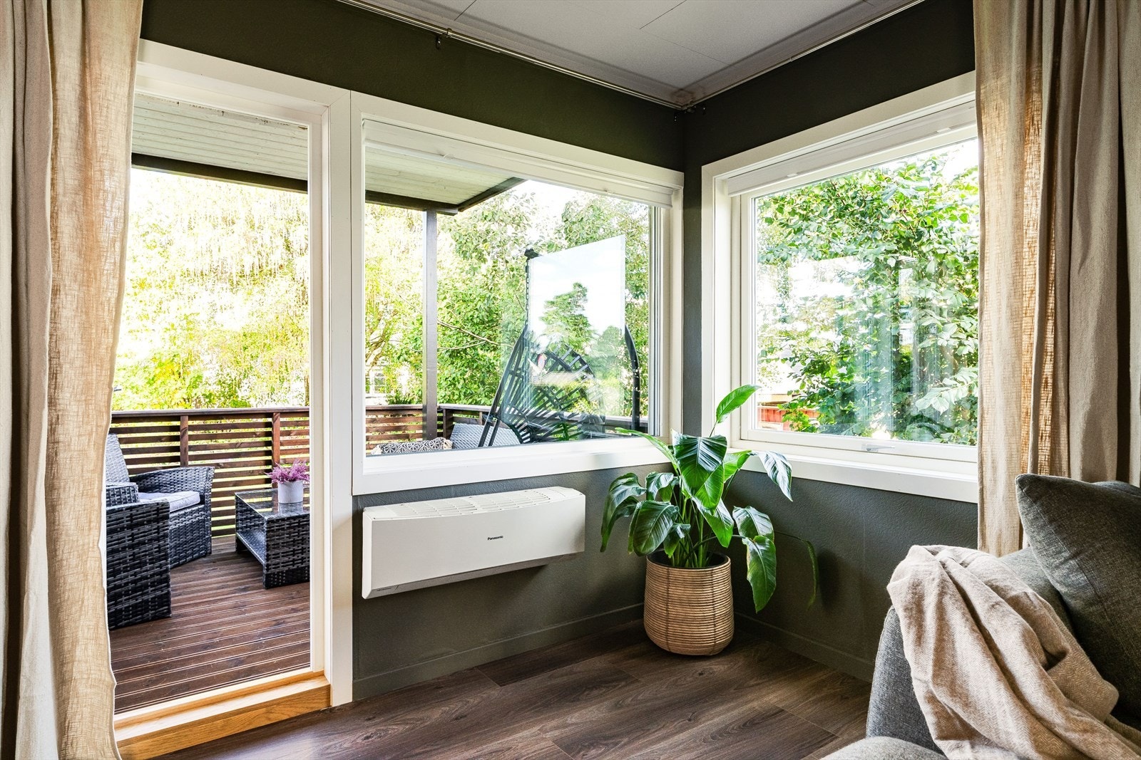 Fra stuen er det utgang til en overbygd terrasse på ca. 12 kvm. Galleribilde