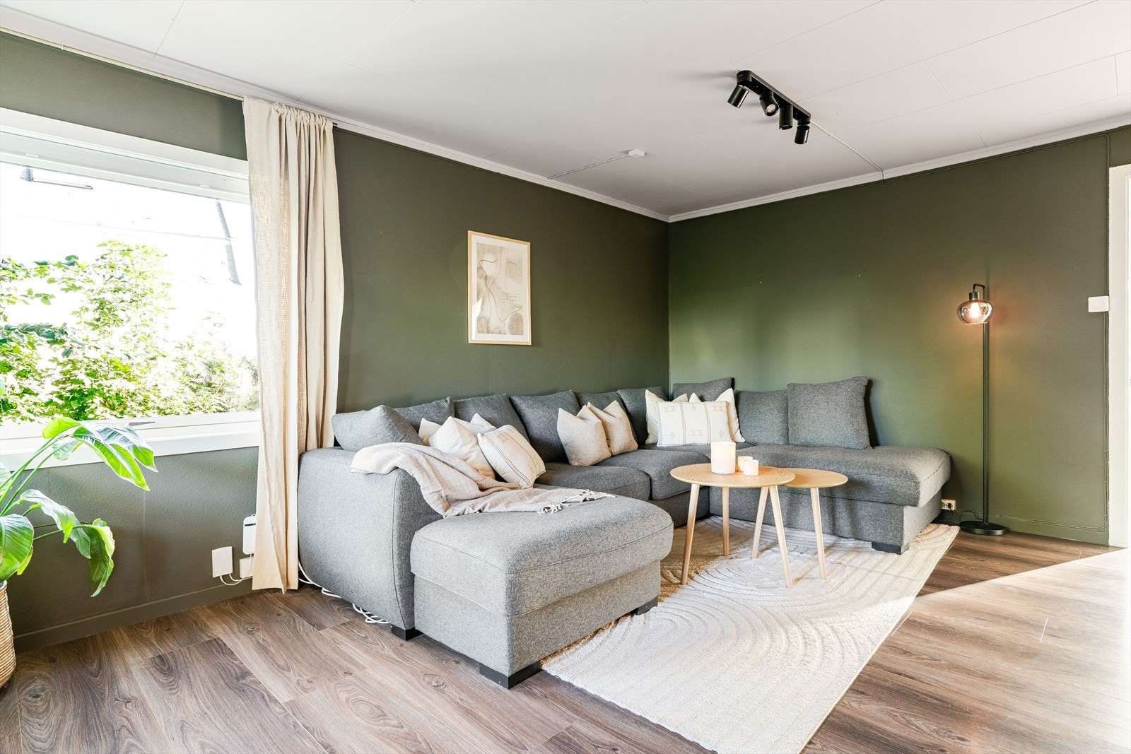 Utformingen gjør stuen enkel å møblere med flere sittegrupper. Galleribilde