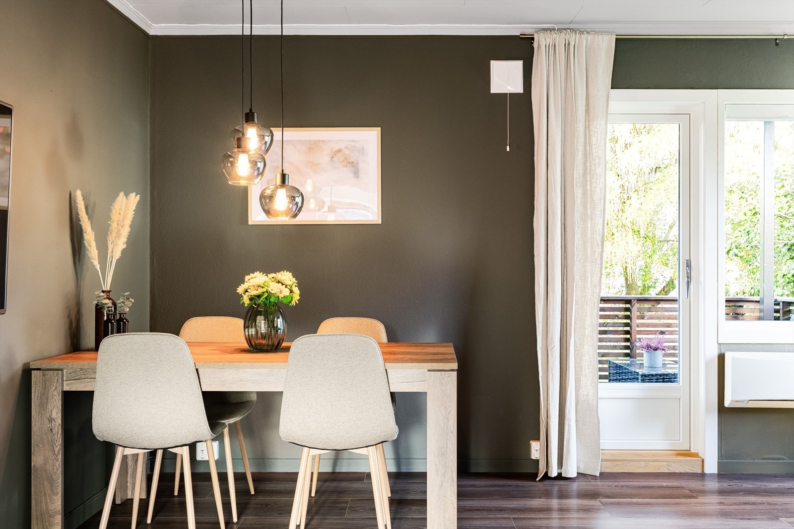 Stuen innbyr til hygge fra tidlig morgen til sent på kveld. Galleribilde