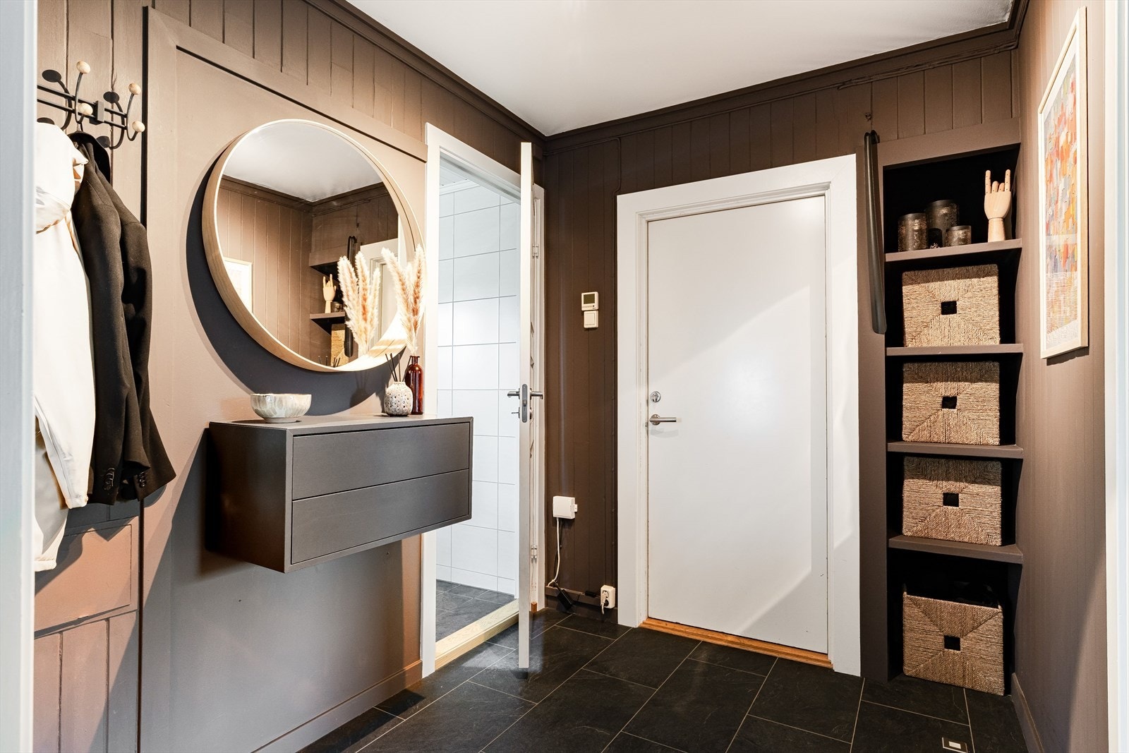 Gangen har en innebygd hylleløsning for praktisk oppbevaring. Galleribilde