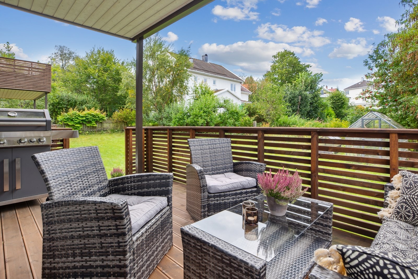 Terrassen har plass til en grill og en sittegruppe for lange, sosiale sommerkvelder. Galleribilde