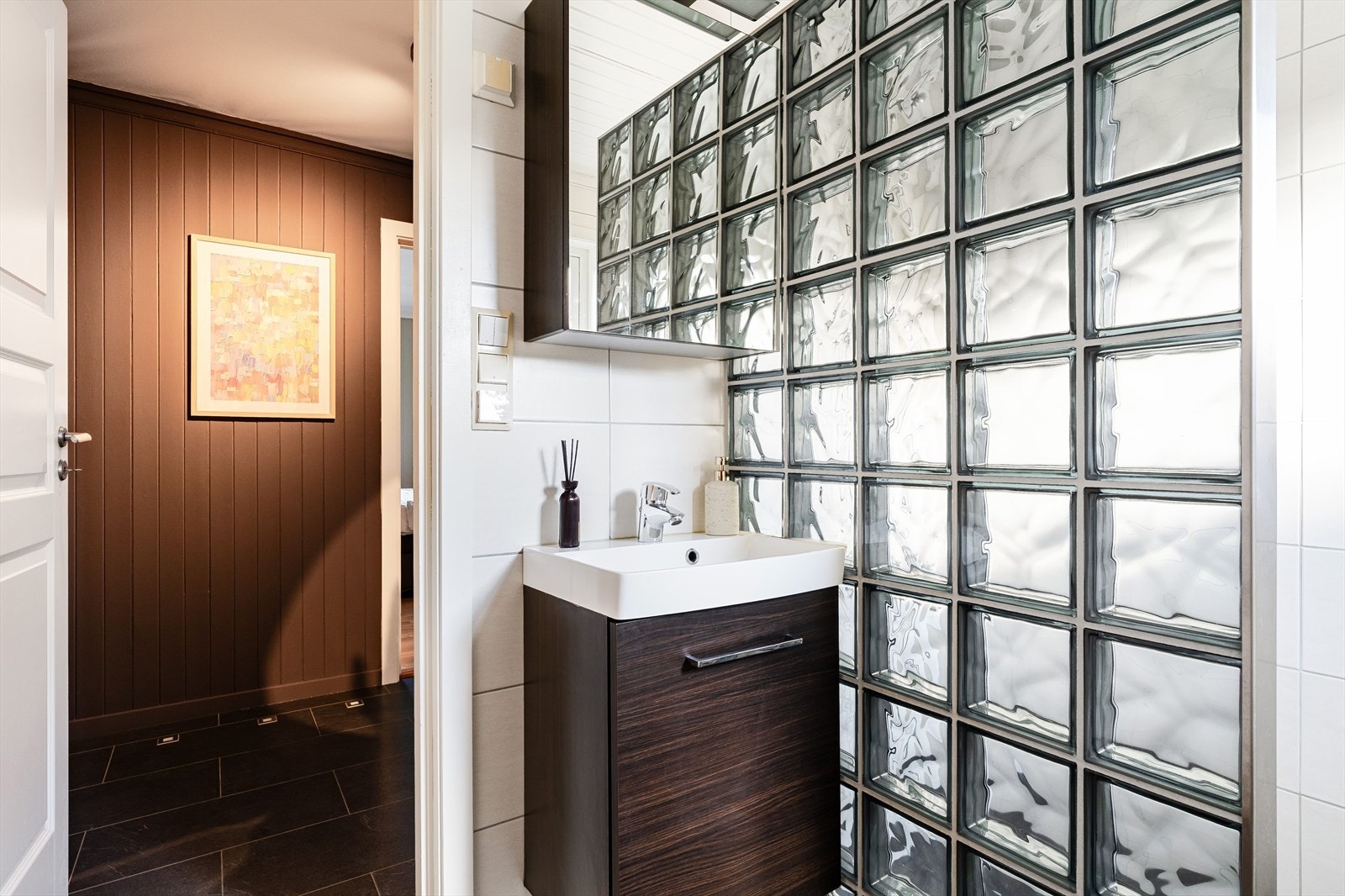 Baderomsinnredningen understreker det stilrene uttrykket. Galleribilde