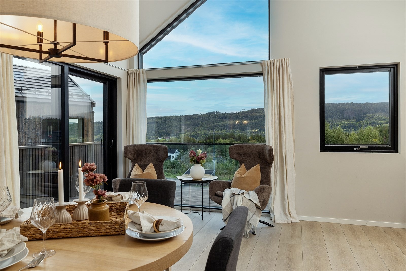 Store vindusflater slipper inn rikelig med naturlig lys, og god takhøyde gir en romslig og luftig atmosfære. Galleribilde