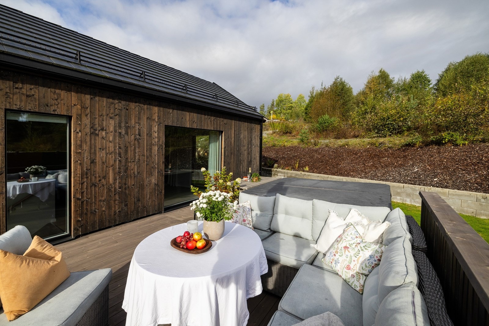 Med plass til flere sittegrupper er dette det perfekte stedet for hyggelige sammenkomster. Galleribilde