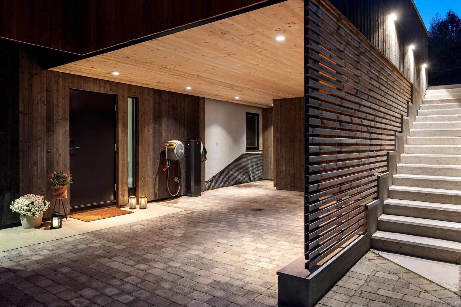 Ved det overbygde inngangspartiet er det mulighet for parkering i carport og lagrings i en praktisk sportsbod. Galleribilde