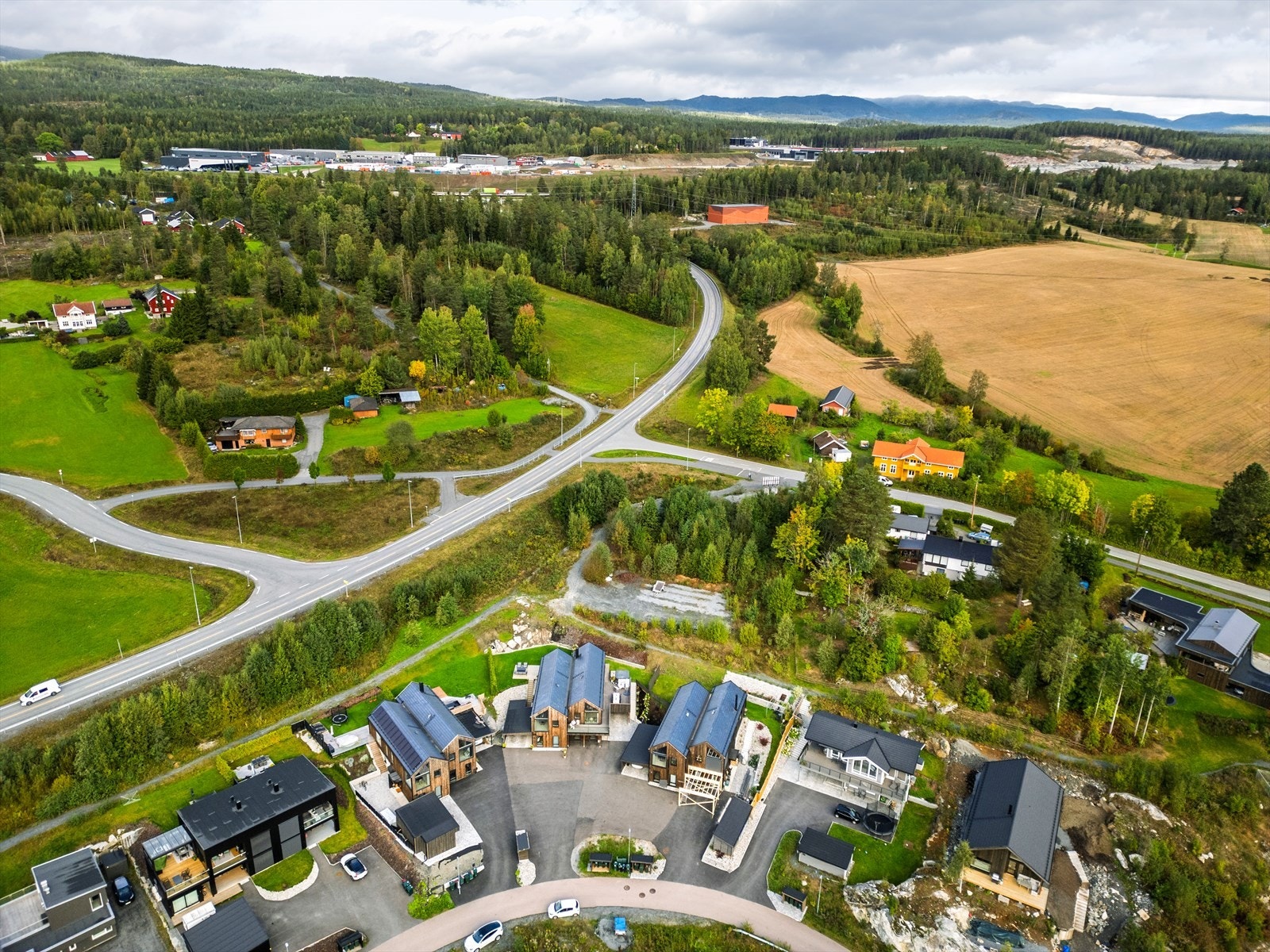 Det er gangavstand til Darbu barneskole, barnehage og butikk med posttjenester. Galleribilde