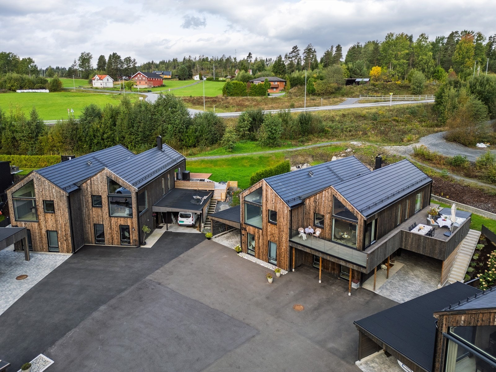 Eiendommen ligger i familievennlige boligomgivelser i nyere boligområde på Fiskum. Galleribilde