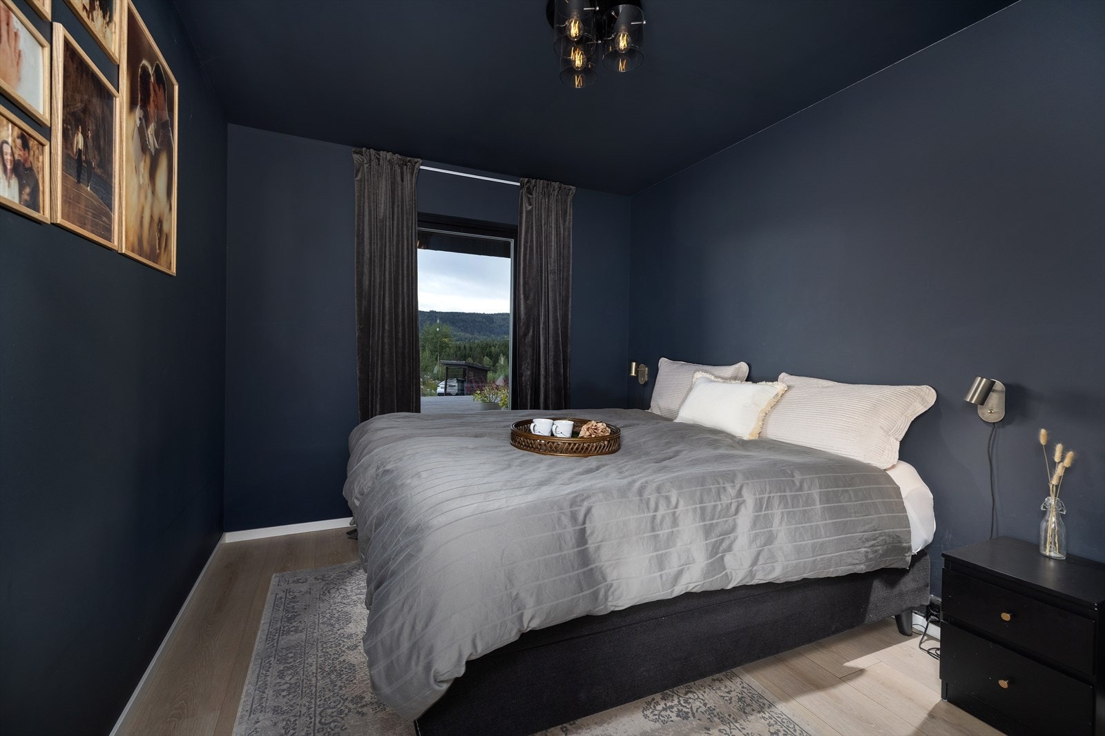 Soverom 1 - Boligen har totalt tre soverom, hvor hovedsoverommet er malt i en mørk, beroligende fargetone og har god plass til dobbeltseng og nattbord. Galleribilde