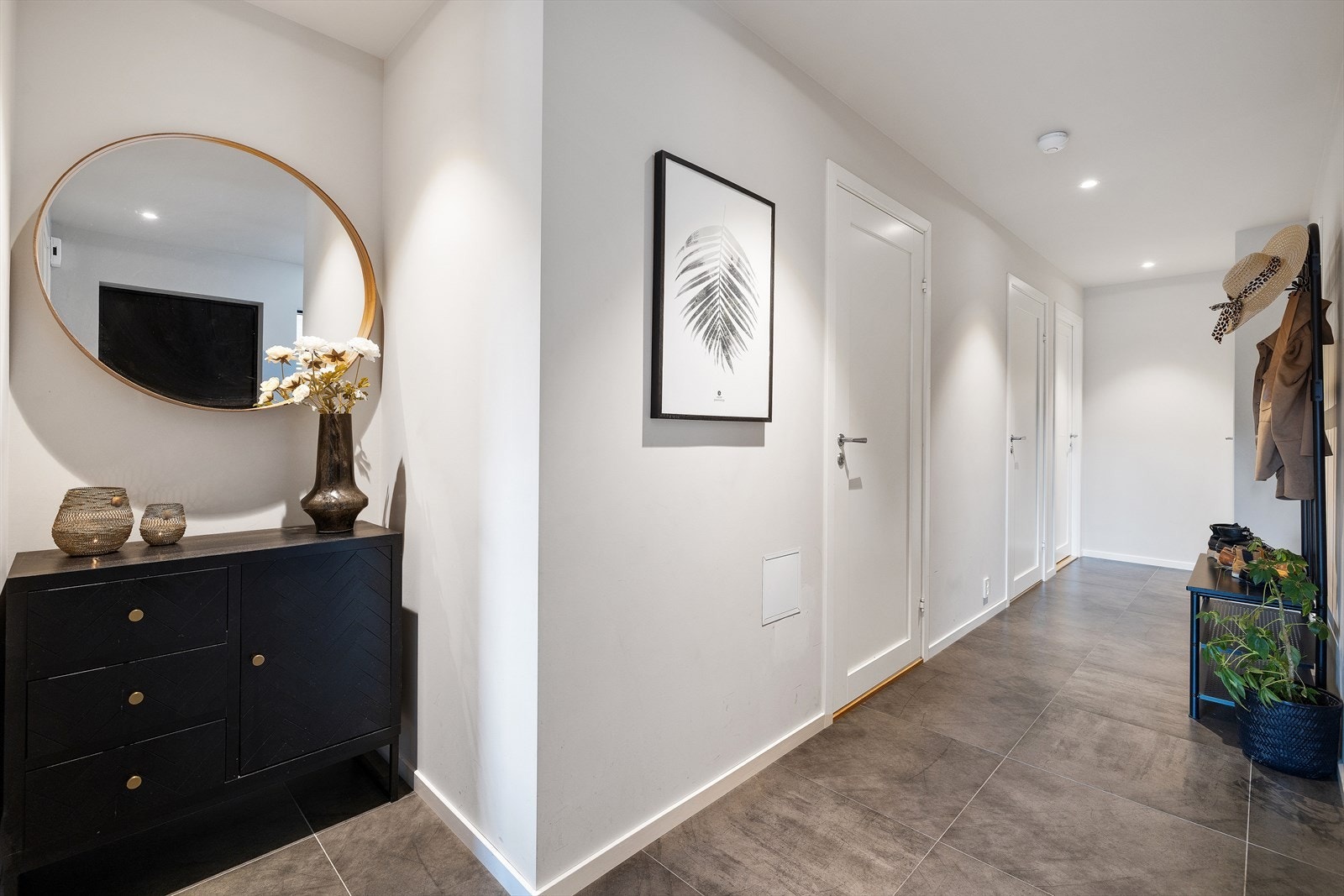 Entréen er en lys og hyggelig velkomst inn i boligen, med flislagt gulv og downlights i tak. Galleribilde