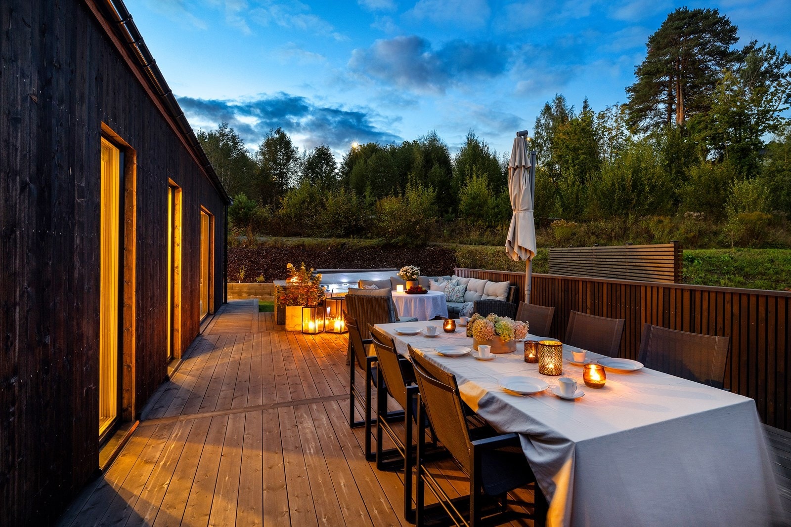 Boligen har flott uteplass som strekker seg rundt boligen med mulighet for flere soner. Galleribilde