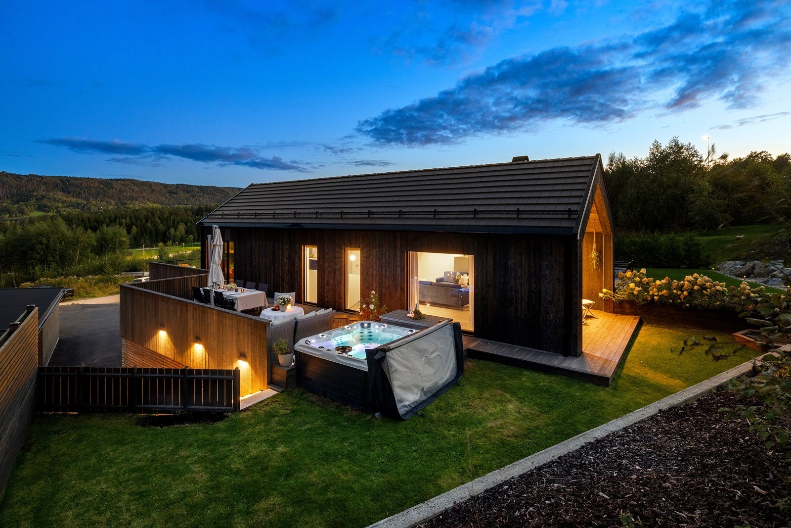 Stilren og innholdsrik bolig fra 2020 med gjennomtenkte løsninger, carport, flott utsikt og flott beliggenhet. Galleribilde