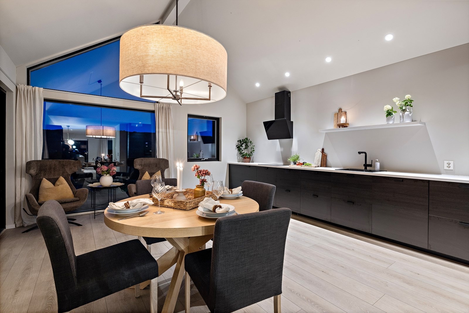 Dette er en stilren tomannsbolig fra 2020, med gode løsninger, gjennomtenkt planløsning og smakfulle materialvalg. Galleribilde