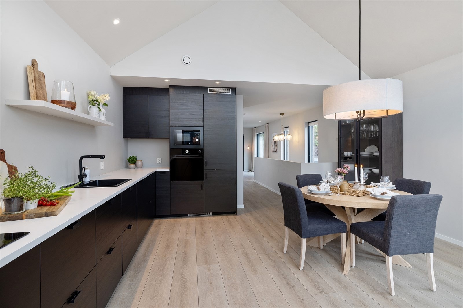 Her er det rikelig med skapplass og gode arbeidsflater - et funksjonelt og sosialt kjøkken med plass til stort spisebord der familie og venner kan samles. Galleribilde