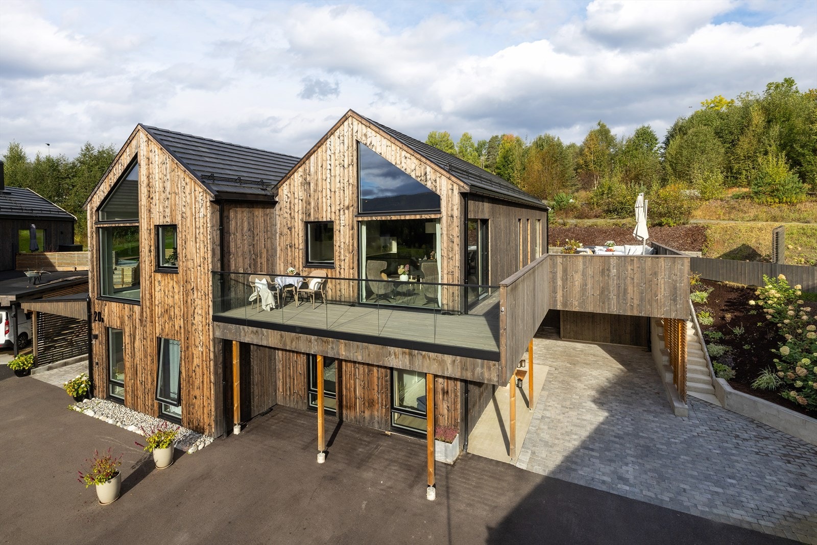 Er du på jakt etter en moderne bolig med flotte uteplasser, barnevennlig beliggenhet og gode solforhold? Da er dette boligen for deg! Galleribilde