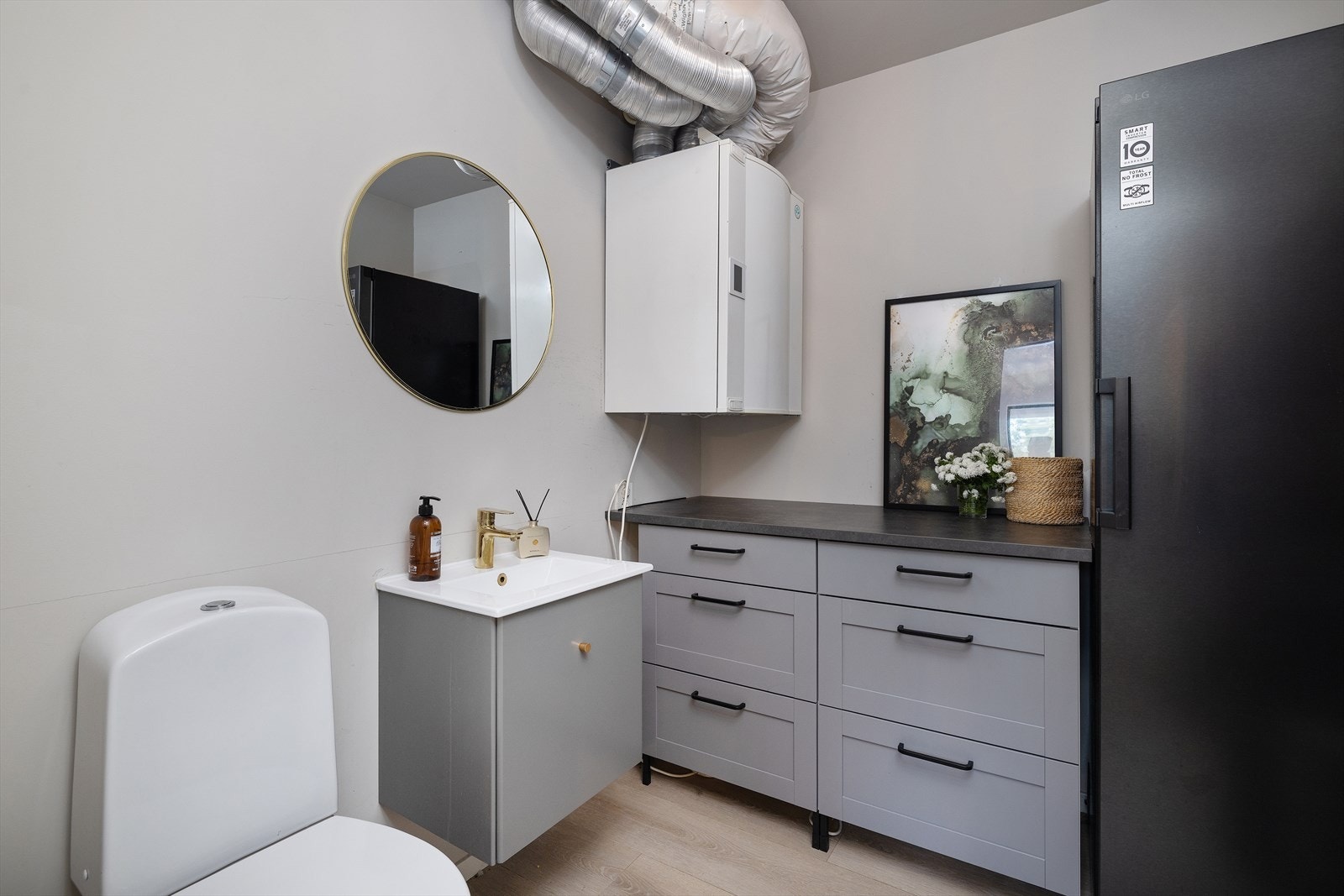 Etasjen byr også på et praktisk toalettrom. Galleribilde