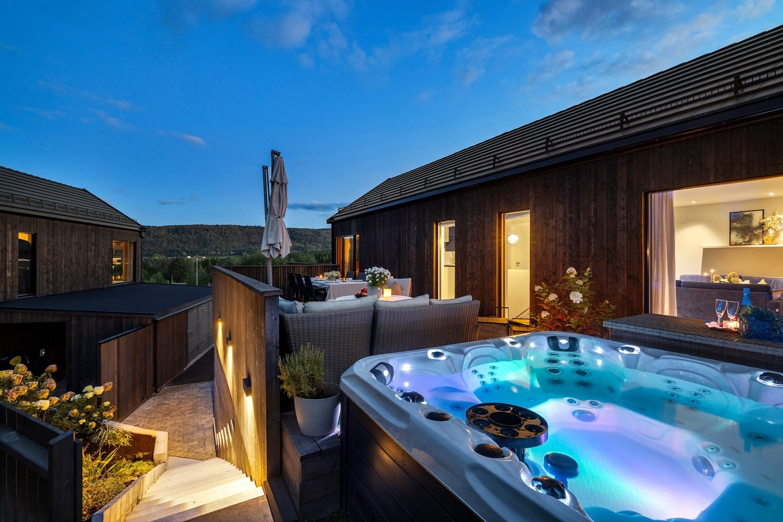 Det er også adkomst fra gårdsplass via en belyst flott steintrapp. Galleribilde