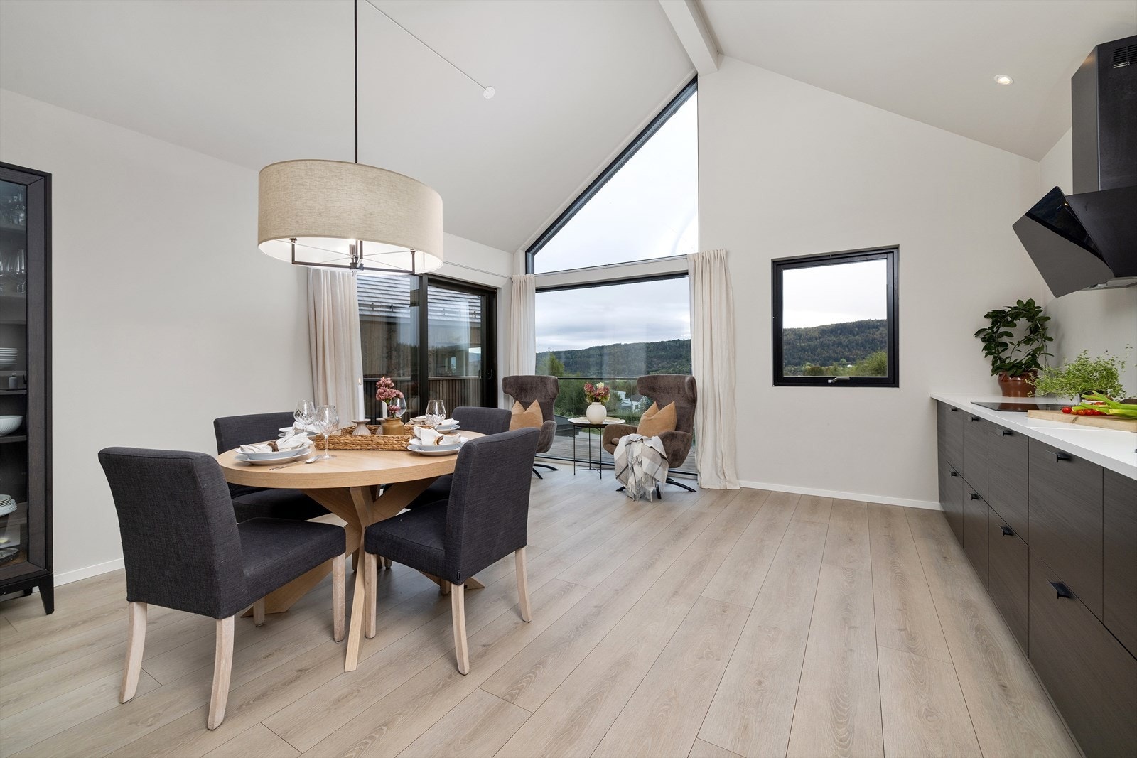 Kjøkkeninnredningen fra IKEA har sorte, glatte fronter og laminat benkeplate. Kjøkkenet er godt utstyrt med integrerte hvitevarer: kjøl/frys, oppvaskmaskin, platetopp, stekeovn, mikrobølgeovn, samt vannstoppsystem og komfyrvakt. Galleribilde