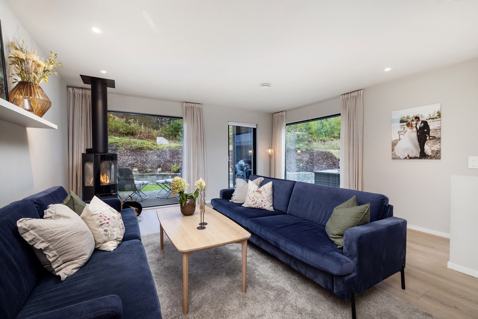 Stuen byr på plass til en stor sittegruppe og har utgang til uteplassen på baksiden av boligen. Galleribilde