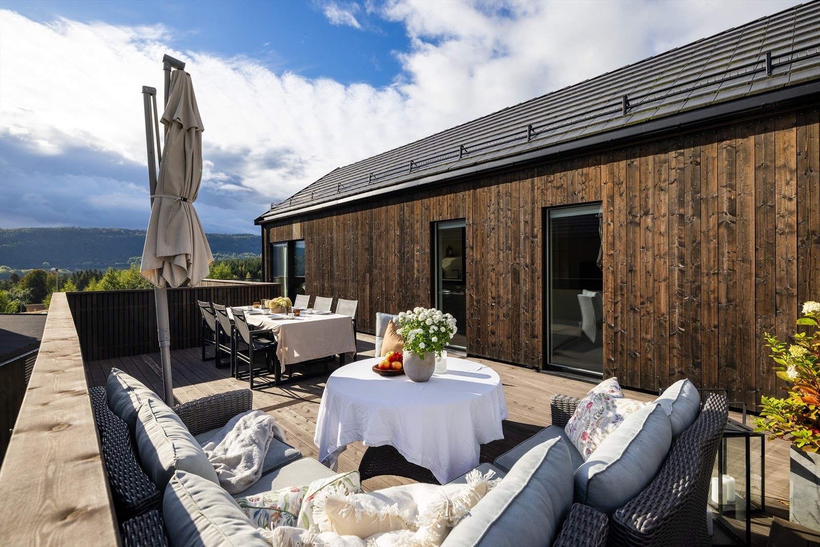 Videre ledes man til terrassen på siden av boligen. Galleribilde