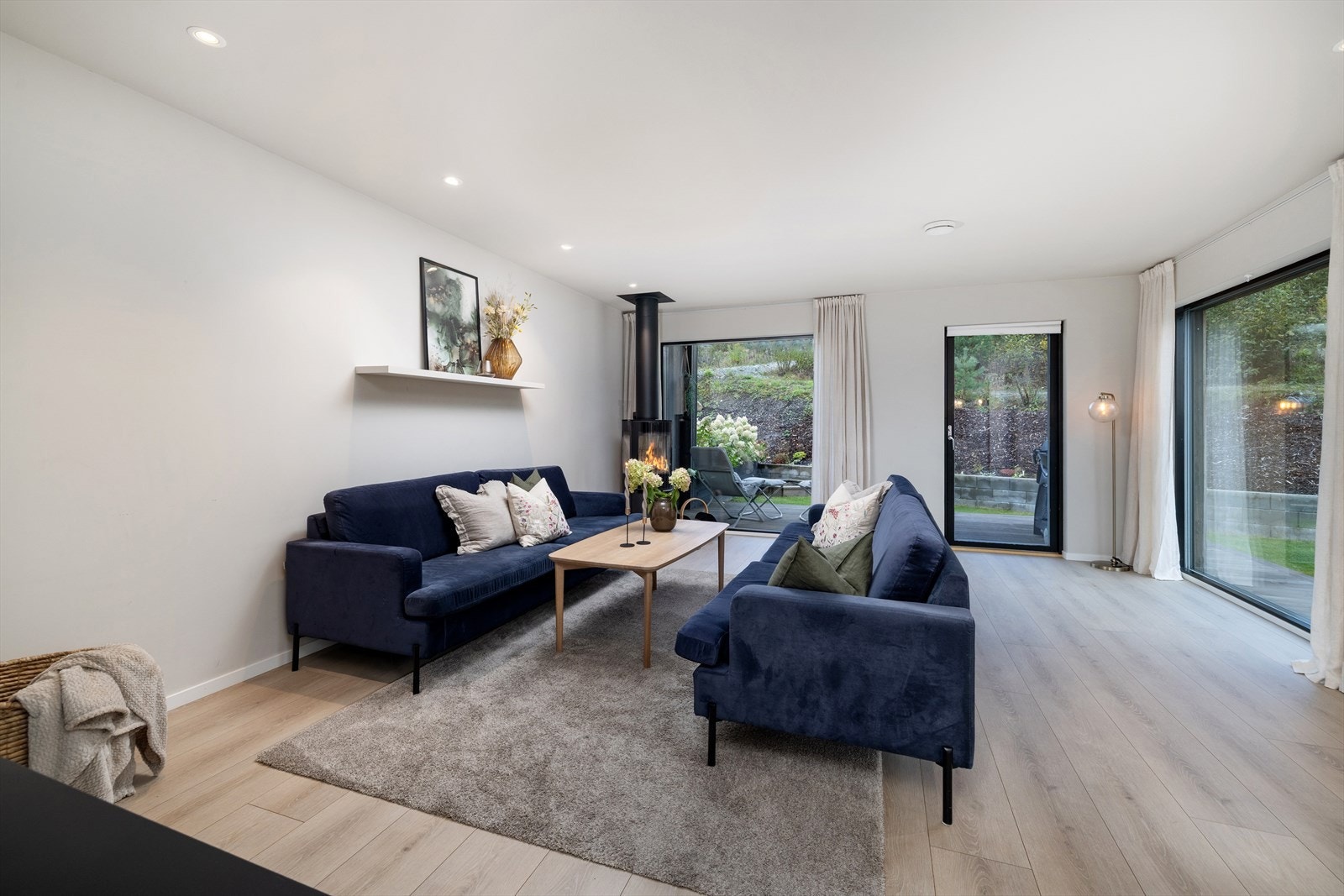 Boligen har gjennomgående moderne og slitesterke materialvalg. Gulvene er belagt med laminat og fliser, vegger og tak har malte overflater i lyse, tidløse farger som gir en ren og harmonisk stil. Galleribilde