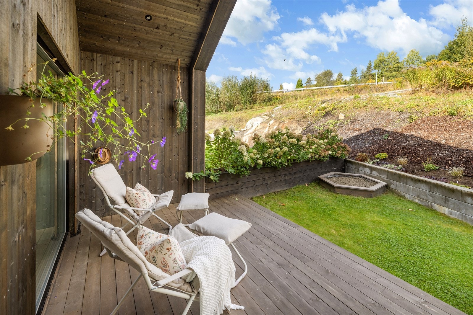 En behagelig og tilbaketrukket uteplass med overbygg - ideell for rolige stunder ute. Galleribilde