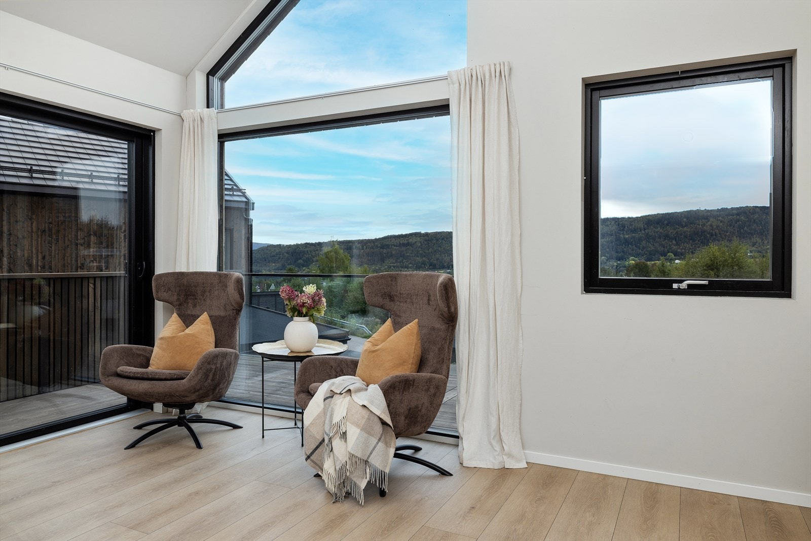 På kjøkkenet er det rom for en hyggelige sitteplass og det er utgang til terrassen. Galleribilde