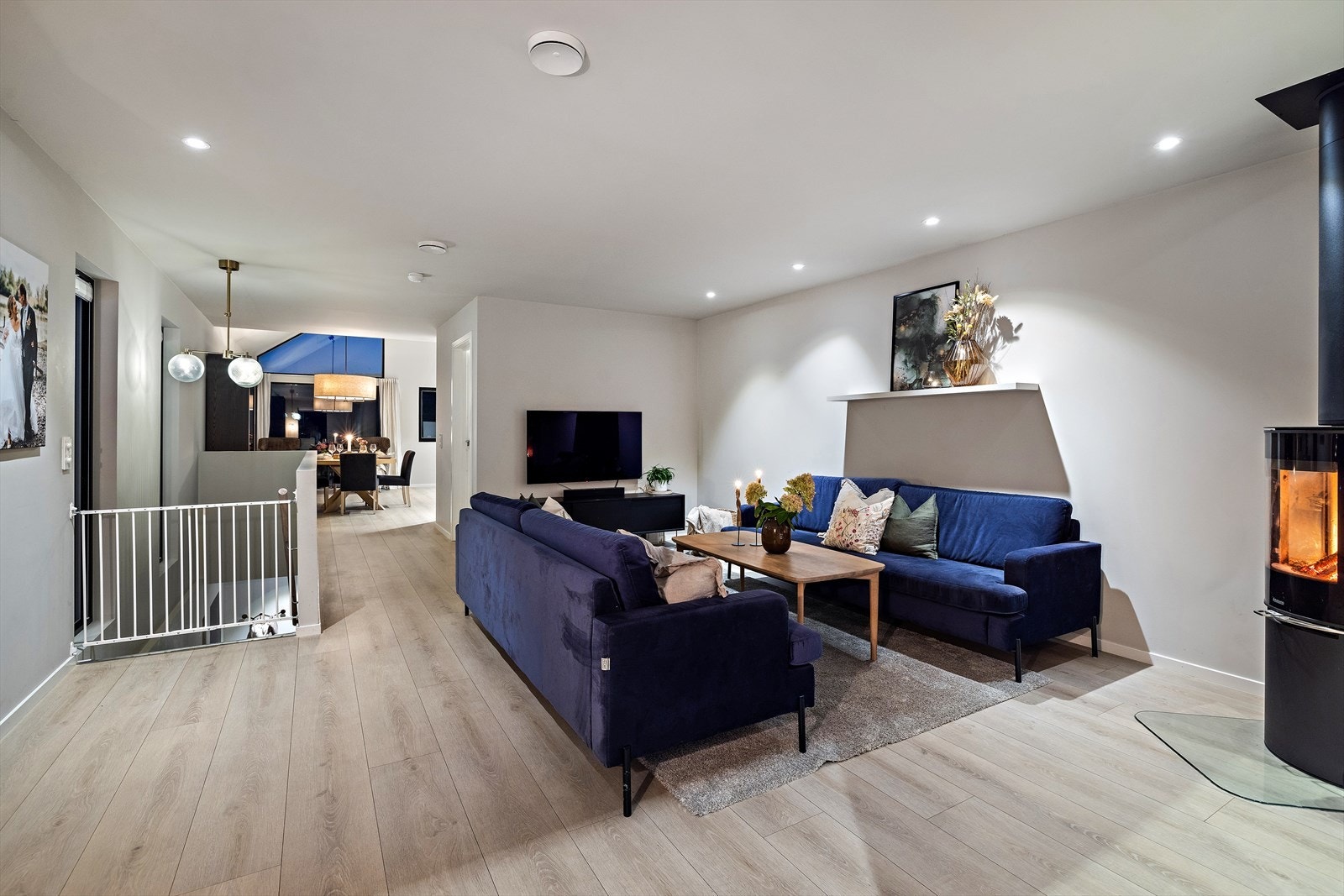 Her får du en lys og tiltalende bolig med store vindusflater, flotte oppholdsrom og en gjennomtenkt planløsning. Galleribilde