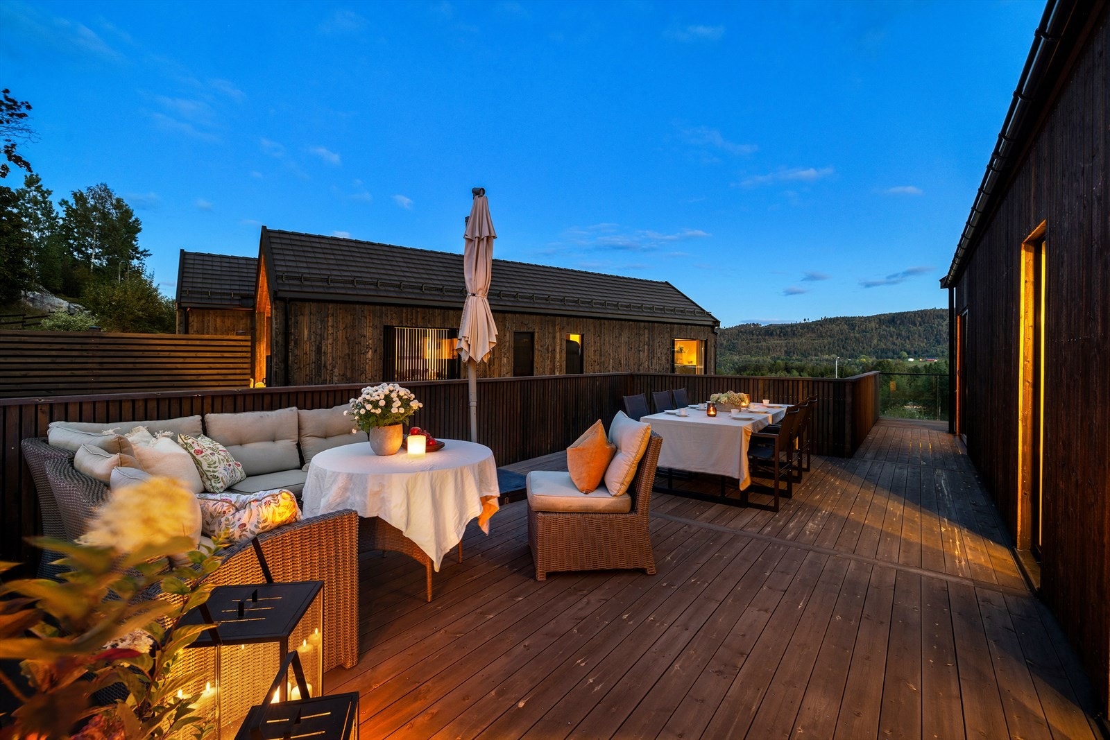 Her får du en lys og tiltalende bolig med store vindusflater og en solrik terrasse med flott utsikt. . Galleribilde